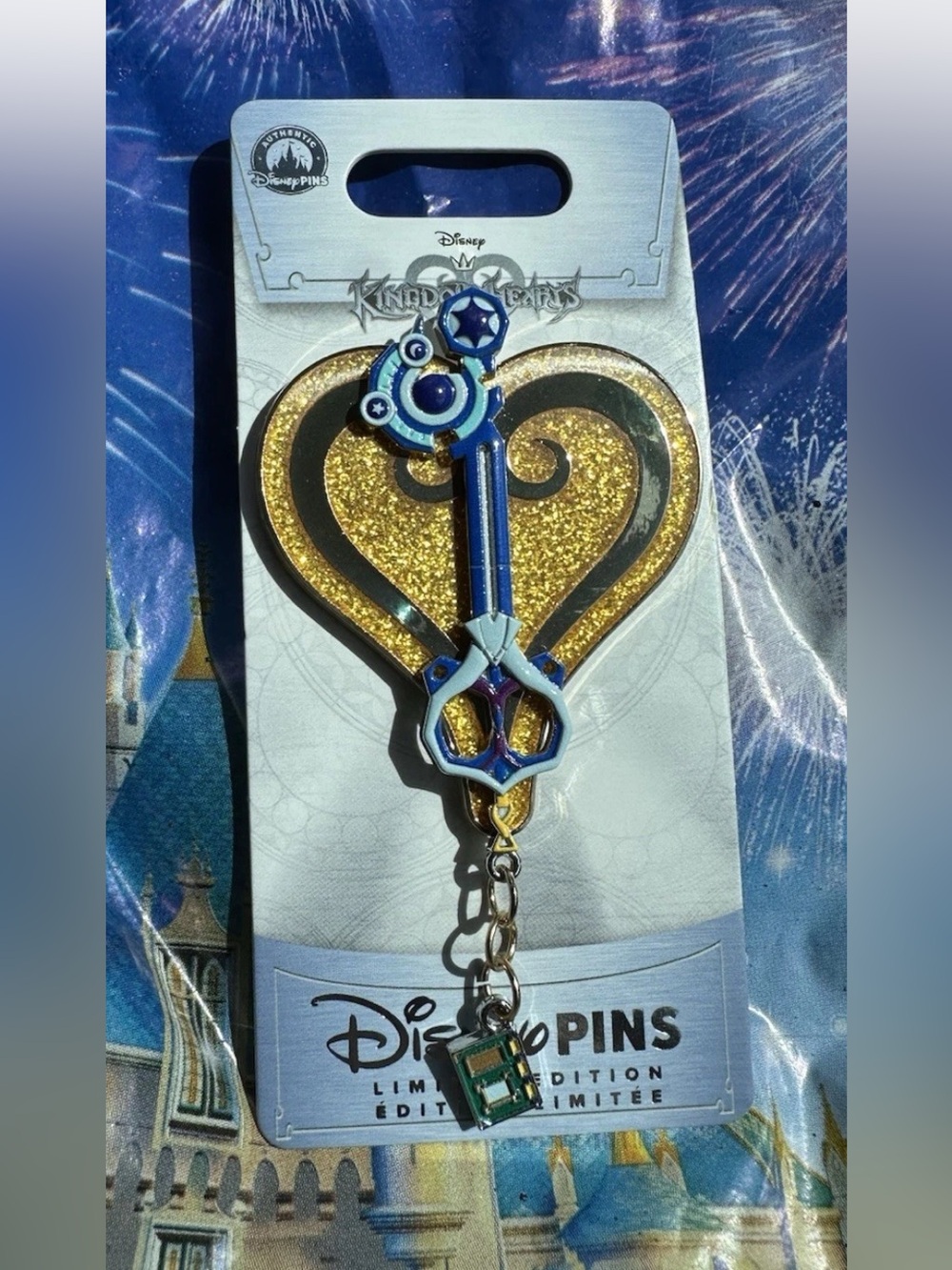 Disney Limited Edition Kingdom Hearts Key Spell Binder Glitter Heart Dangle Pin